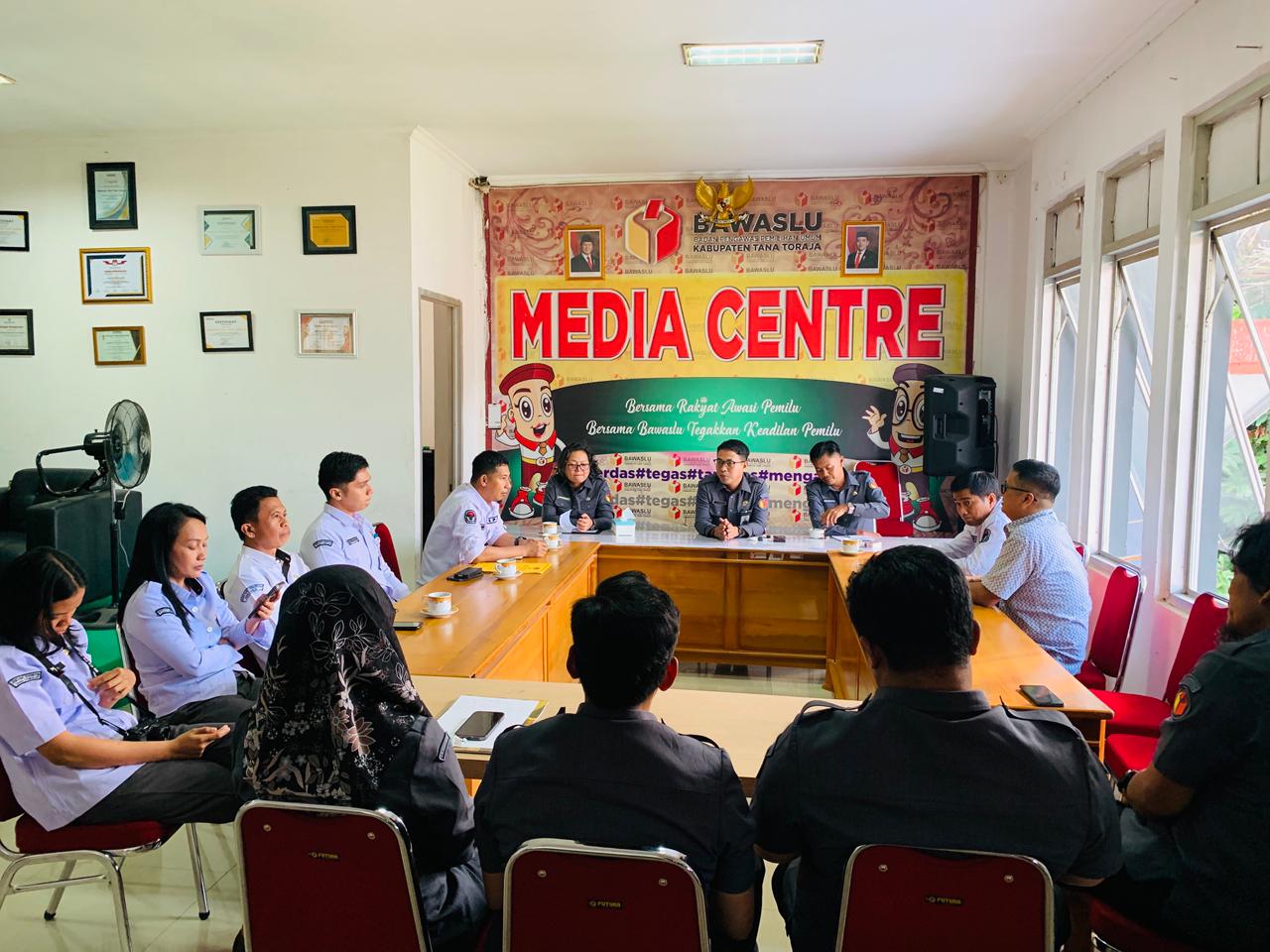 Tingkatkan Pemutahiran Data Partai Politik, KPU Tana Toraja sambangi Bawaslu Tana Toraja