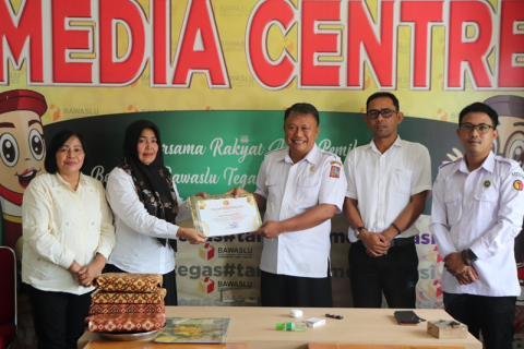 pemberian cinderamata