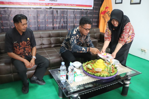 pemotongan tumpeng