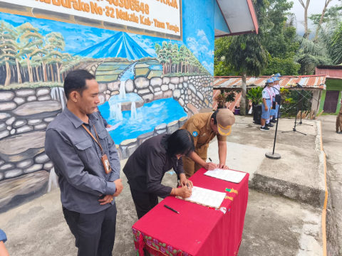 ketua bawaslu dan Kepala sekolah SMAN 2